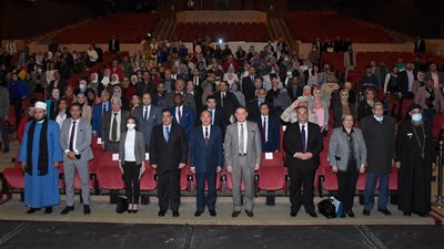 محافظ الإسكندرية يُكرم عدد من السيدات في احتفالية يوم المرأة العالمي 