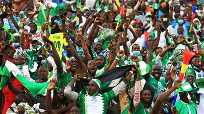 بعد إخفاق منتخب نيجيريا في التأهل لكأس العالم.. الجماهير النيجيرية تهاجم اللاعبين في أرض الملعب