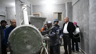 محافظ قنا يضبط 20 طن دقيق مدعم في حملة تموينية مفاجئة منتصف الليل 