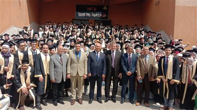 رئيس جامعة بنها يشهد حفل تخريج الدفعة 34 بكلية الطب البشري
