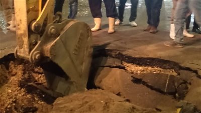 معالجة هبوط أرضي بشارع ترعة الإسماعيلية بشبرا الخيمة | صور