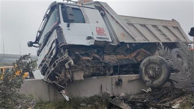 إصابة 20 شخصًا بحادث انقلاب سيارة نقل ثقيل على طريق الإسكندرية الصحراوي