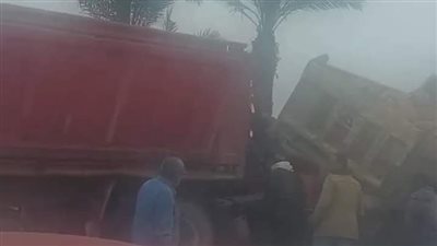 انقلاب سيارة نقل مقطورة محملة بالقطن وإصابة قائدها على الطريق الصحراوي الغربي بسوهاج