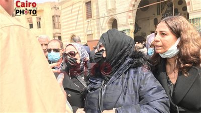 انهيار عفاف شعيب أثناء تشييع جثمان شقيقها بمسجد السيدة نفسية |صور