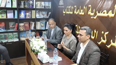 مناقشة بالختم الكيني في المركز الدولي للكتاب