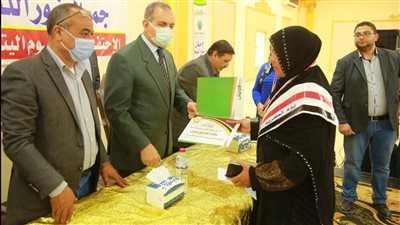 محافظ كفر الشيخ يكرم المتفوقين من الأيتام والأمهات المثاليات ويوزع مساعدات لـ 5 عرائس 