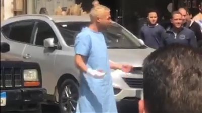يهرول حافي القدمين مرتديا زِيّ العمليات.. شاهد جرأة محمد إمام في شوارع وسط البلد| فيديو