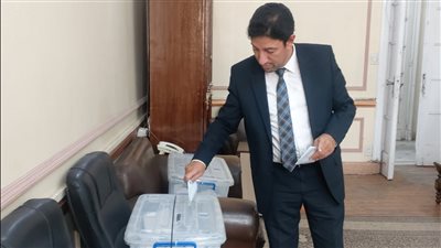 نقيب  البيطريين يدلي بصوته في انتخابات التجديد النصفي