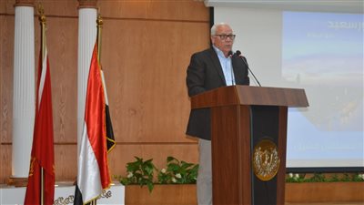 محافظ بورسعيد يطالب أولياء الأمور بتوجيه أبنائهم بالاعتماد على الذات والبعد عن الدروس الخصوصية | صور