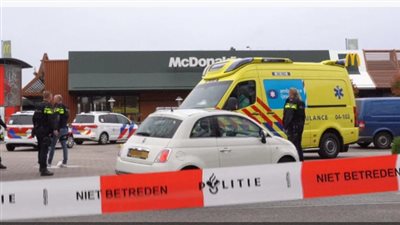 طلب وجبة ماكدونالدز ثم قتلهما.. مسلح يطلق النار فيردي اثنين في هولندا 