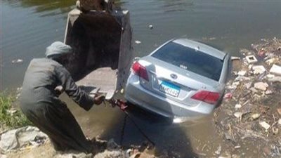 سرعة جنونية.. تفاصيل سقوط سيارة بترعة المريوطية وإصابة شخصين