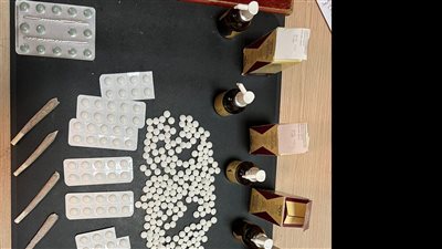 جمارك مطار القاهرة تحبط محاولة تهريب كمية من الأقراص والمواد المخدرة