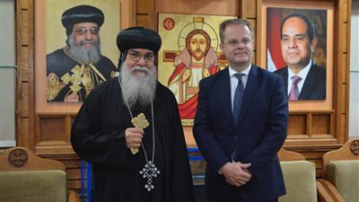 السفير البريطاني بمصر يزور مطرانية المنيا