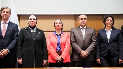 استعدادا لمؤتمر COP27.. بروتوكول تعاون ثلاثي لتنفيذ محطات طاقة شمسية بمطار شرم الشيخ الدولي 