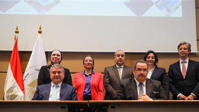 وزراء الطيران والبيئة والصناعة يشهدون توقيع بروتوكولات لتنفيذ محطات طاقة شمسية بشرم الشيخ