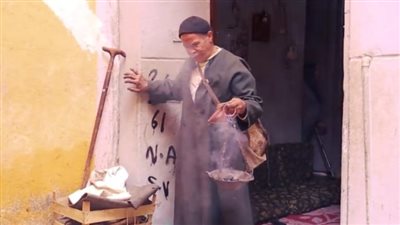 وحدوه وصلوا على النبي.. عم مسعد يرقي الأهالي بالبخور والكلمة الطيبة بالمنوفية