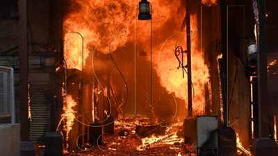 حريق هائل يلتهم سوق المباركية الكويتي.. والدفاع المدني يدفع بـ 5 مراكز إطفاء