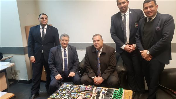 رجال جمارك مطار القاهرة