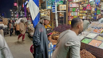 20 صورة ترصد الإقبال على شراء ياميش رمضان في الأقصر قبل استطلاع الهلال 