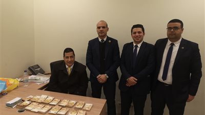 جمارك مطار القاهرة تضبط راكبا أخفى 93 ألف يورو داخل علب أغذية جافة