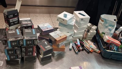 ضبط طبيب حاول تهريب 275 جهازا وشيش إلكترونية بمطار القاهرة