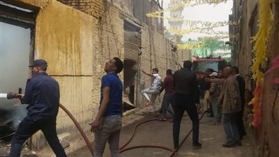 نائب محافظ القاهرة يتفقد موقع حريق مخزن أخشاب ببولاق الدكرور