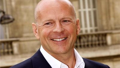 بعد إصابة الممثل بروس ويلز.. تعرف على أعراض مرض الحبسة الكلامية وأسبابه