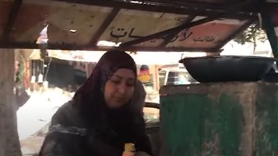 قصة كفاح أم نور أشهر بائعة فول وفلافل بالمنصورة: بساعد جوزي والوقفة في الشارع صعبة | فيتشر 
