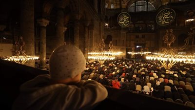 مسجد آيا صوفيا الكبير في إسطنبول يشهد أول صلاة تراويح منذ 88 عامًا |صور