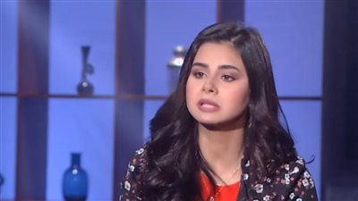 منة عرفة عن صورها بـ السيجارة والمايوه: تليفوني اتهكر وهرجع أستغفر وربنا هيسامحني