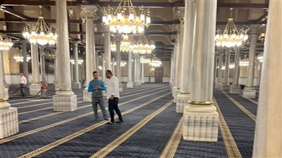 مسجد الإمام الحسين يتزين لاستقبال المصلين في صلاة التراويح الليلة | صور