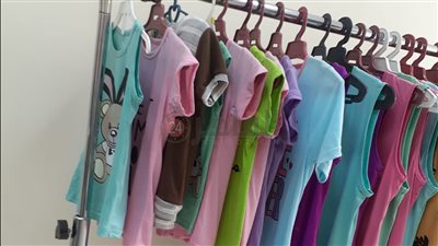 الأسعار تبدأ من 15 جنيها.. جولة داخل أرخص منفذ لبيع الملابس والأحذية بالشرقية