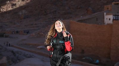 دينا الشربيني تقفز من الطائرة في الحلقة الأولى من نجوم السماء |صور