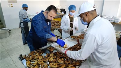 رمضان الخير.. قصة قبطي صاحب أكبر مائدة إفطار بـ الغردقة | صور وفيديو