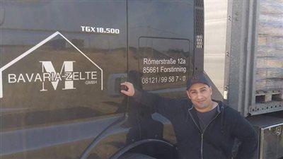 مصري يشارك في تشييد مخيمات إقامة للاجئين الأوكران بألمانيا| صور