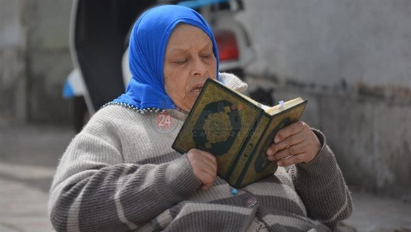 سيدة تقرأ القرآن