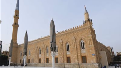 بسبب خلافات زوجية.. سيدة تحاول التخلص من حياتها داخل حمامات مسجد الحسين بالقاهرة | بث مباشر 