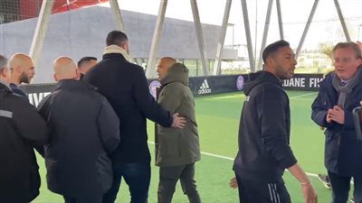 بسبب عدائه للإسلام.. شقيق زين الدين زيدان يطرد مرشحًا للرئاسة الفرنسية من ملعبه I فيديو