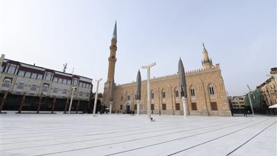 لحظة إنقاذ سيدة حاولت الانتحار داخل حمامات مسجد الحسين | صورة