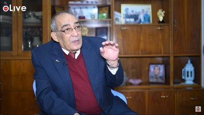 طيار الرؤساء: مبارك قالي بعد ثورة يناير لو أنا حرامي وكان معايا 90 مليار كنت خدتهم ومشيت بس فضلت موجود| فيديو