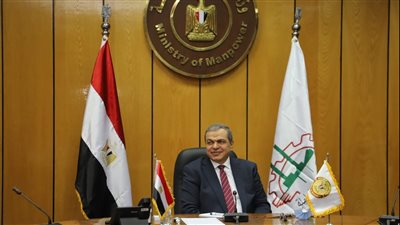 القوى العاملة: الإمارات تقرر استبدال ملصق الإقامة على جوازات السفر ببطاقة الهوية للمقيمين | بث مباشر 