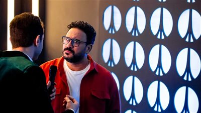 أكرم حسني يكشف كواليس مشاركة لجنة تحكيم الدوم في مسلسل مكتوب عليا