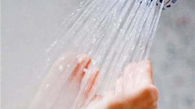 طريقة الاغتسال للعمرة للنساء.. هل التطيب يجوز في الإحرام؟