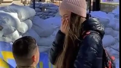 الحب دائمًا يفوز.. جندي أوكراني يفاجئ صديقته بطلب الزواج منها على بعد أمتار من ساحة المعركة