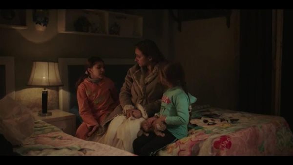 نيللي كريم مع إبنتيها