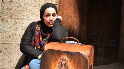 لشغفها بالفنون.. مصرية تتفن في نحت الحضارة الفرعونية على منتجات الجلود |صور