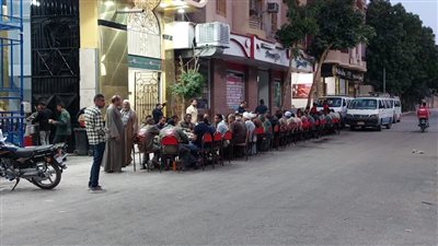مسيحي ينظم ويجهز مائدة الرحمن لإفطار الصائمين سنويا.. روماني رمزي: كلنا واحد