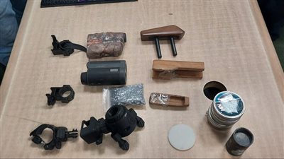 جمارك مطار برج العرب تحبط محاولة تهريب بندقية مفككة و3 مناظير