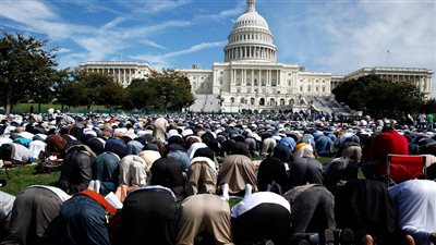 لأول مرة في التاريخ.. مسلمو أمريكا يؤدون صلاة التراويح بميدان تايم سكوير | فيديو