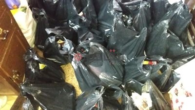 مسلم ومسيحي إيد واحدة.. حكاية أسرة قبطية تفتح منزلها لتعبئة شنط رمضان وتوزيعها على العمال